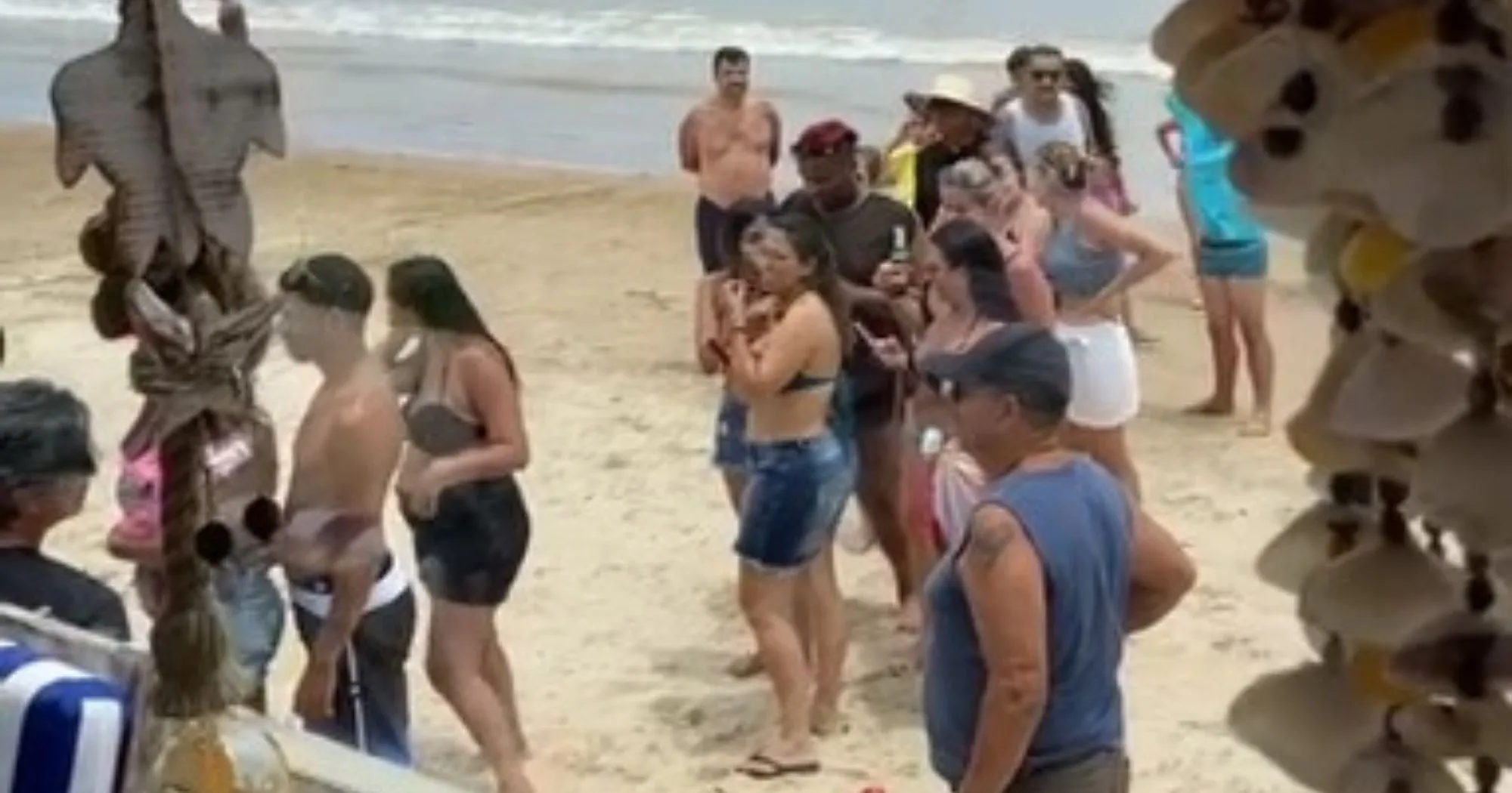 Fãs fazem fila para ver Zezé Di Camargo em mansão de Guarapari