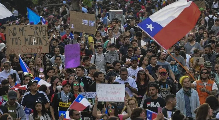 Marcha por melhores aposentadorias acaba em confronto em Santiago