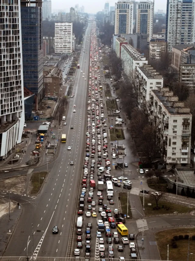 Fila de carros: milhares de pessoas tentam deixar Kiev após invasão da Rússia