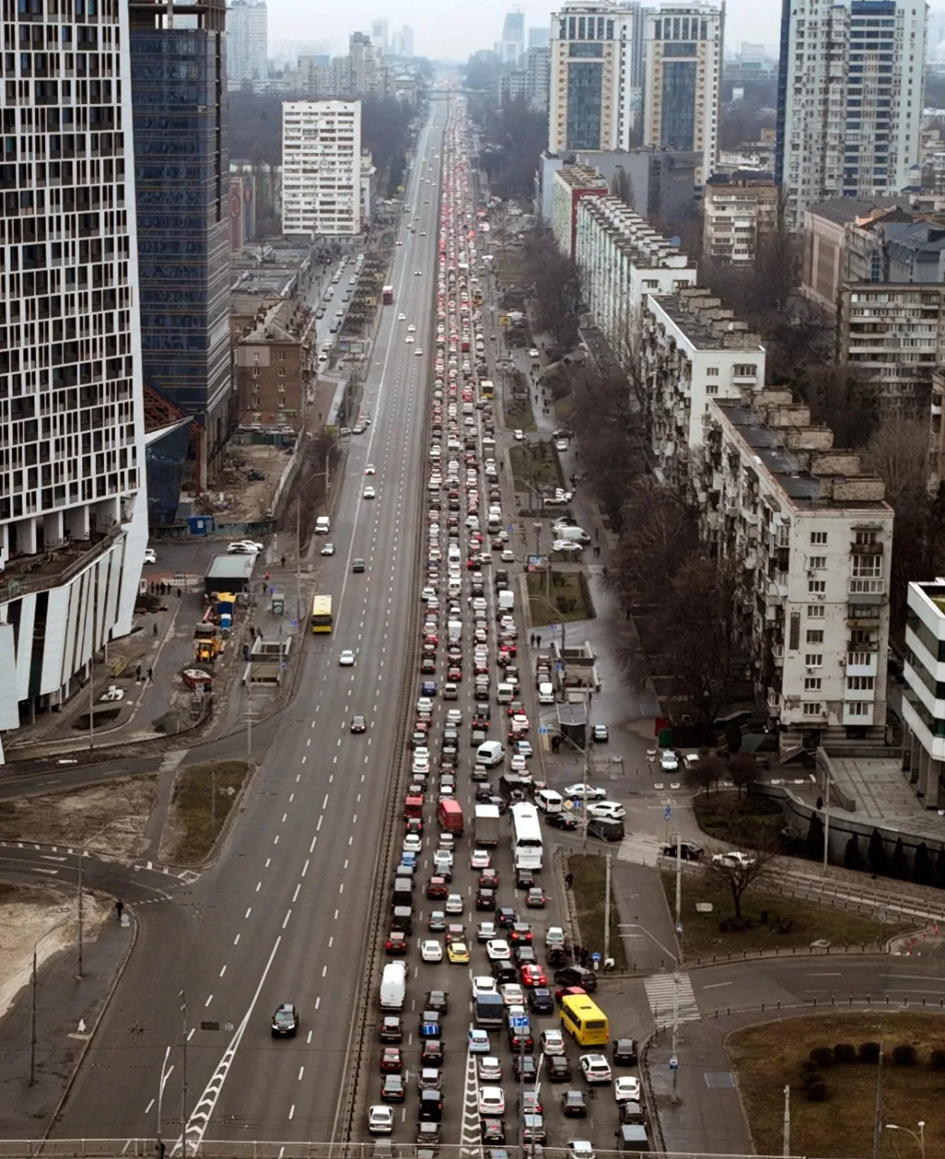 Fila de carros: milhares de pessoas tentam deixar Kiev após invasão da Rússia