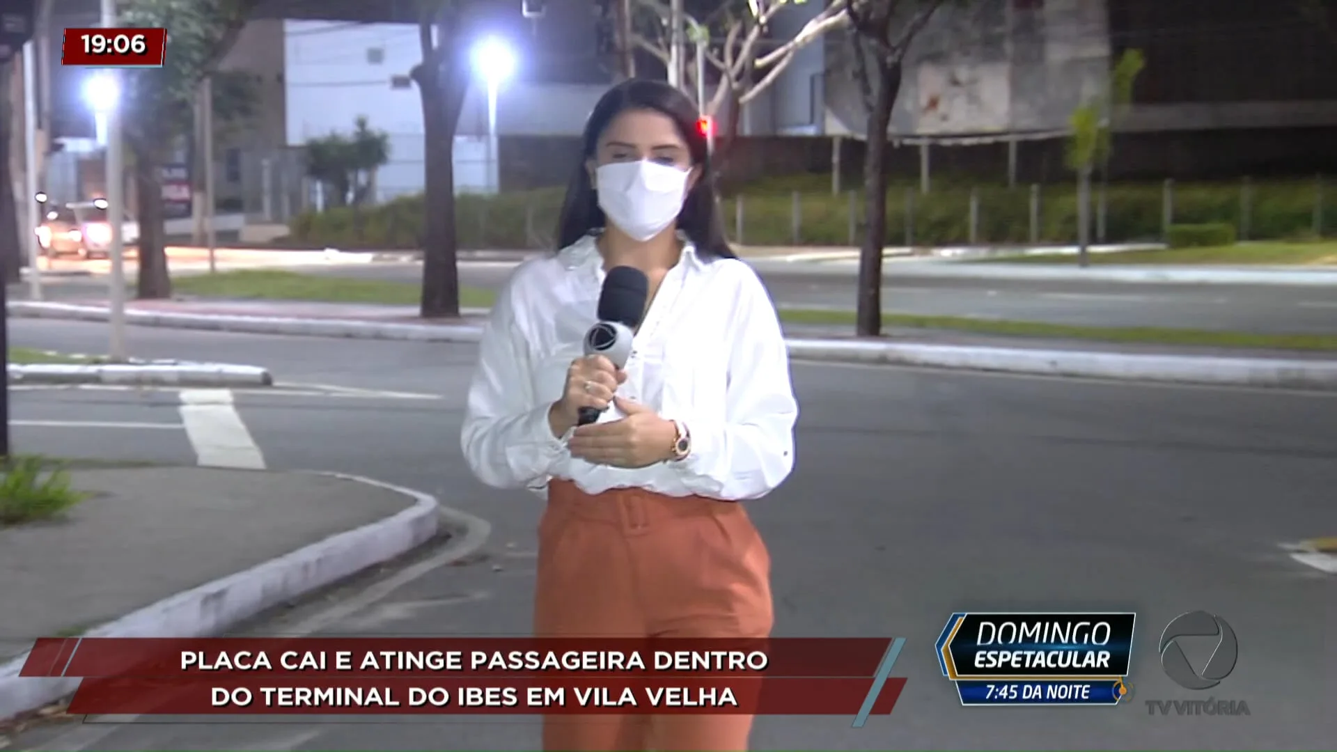 Placa cai e atinge passageira dentro do terminal do Ibes em Vila Velha