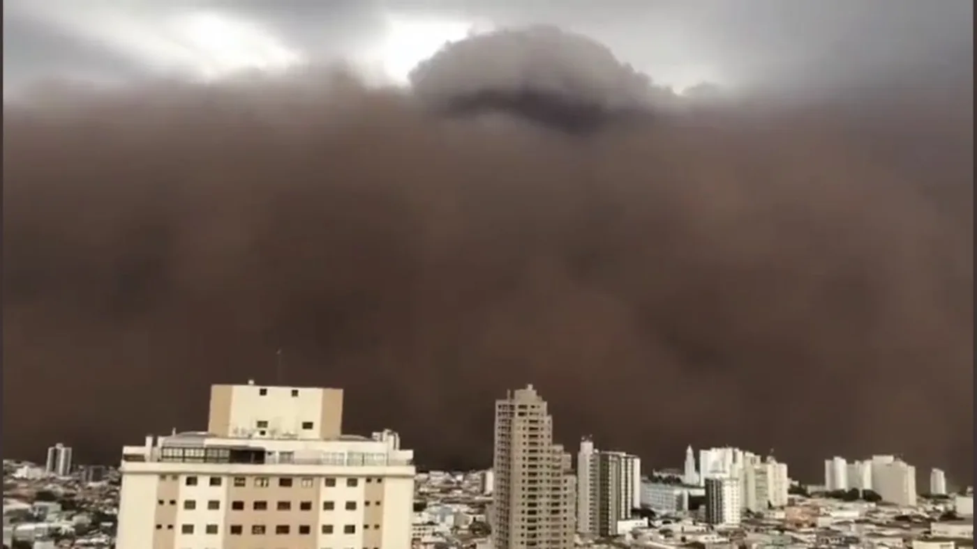 Tempestade de areia atinge cidades e transforma o dia em noite