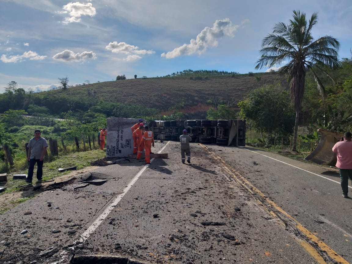 Carreta tomba na ES-137, em São Domingos do Norte