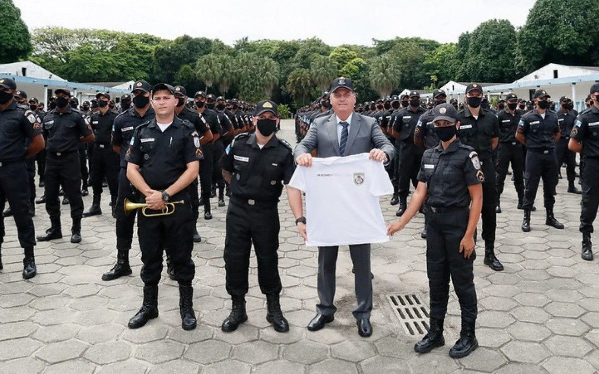 Bolsonaro anuncia acordo para votar projeto que protege policiais