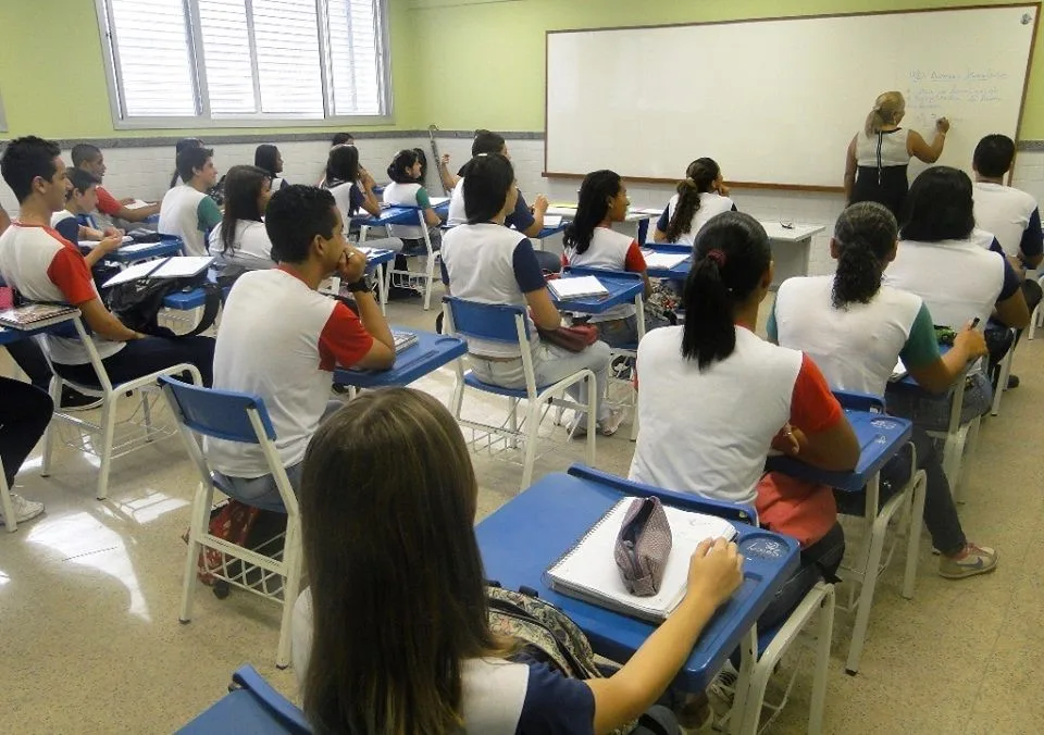 Mesmo com ponto facultativo, escolas estaduais podem ter aula na véspera do feriado