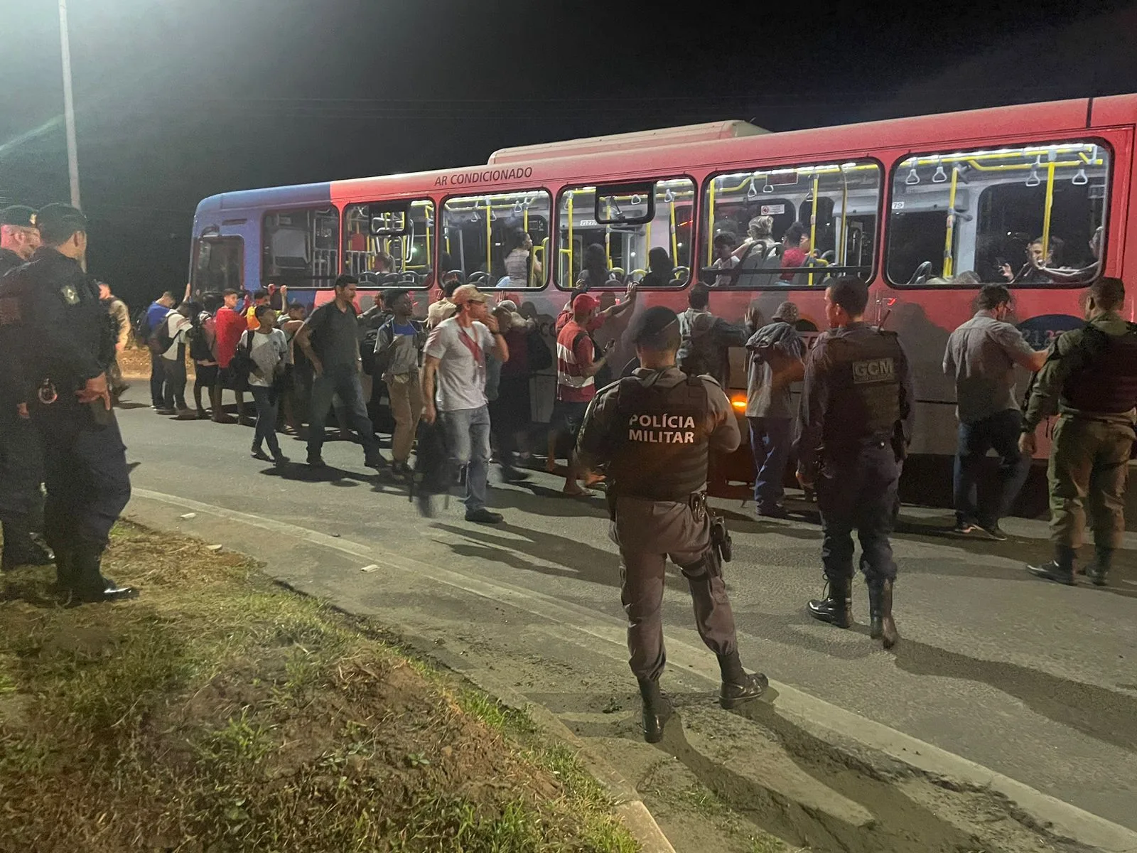 VÍDEO | Drogas e celulares são apreendidos com detentos do semiaberto em Viana