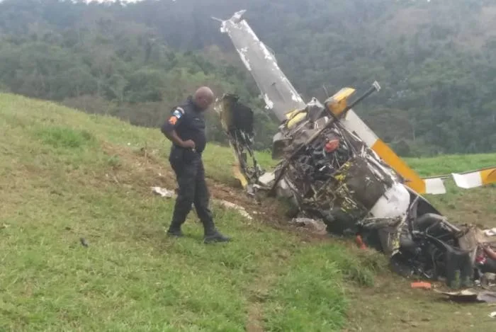 Helicóptero cai no interior do Rio de Janeiro e mata duas pessoas