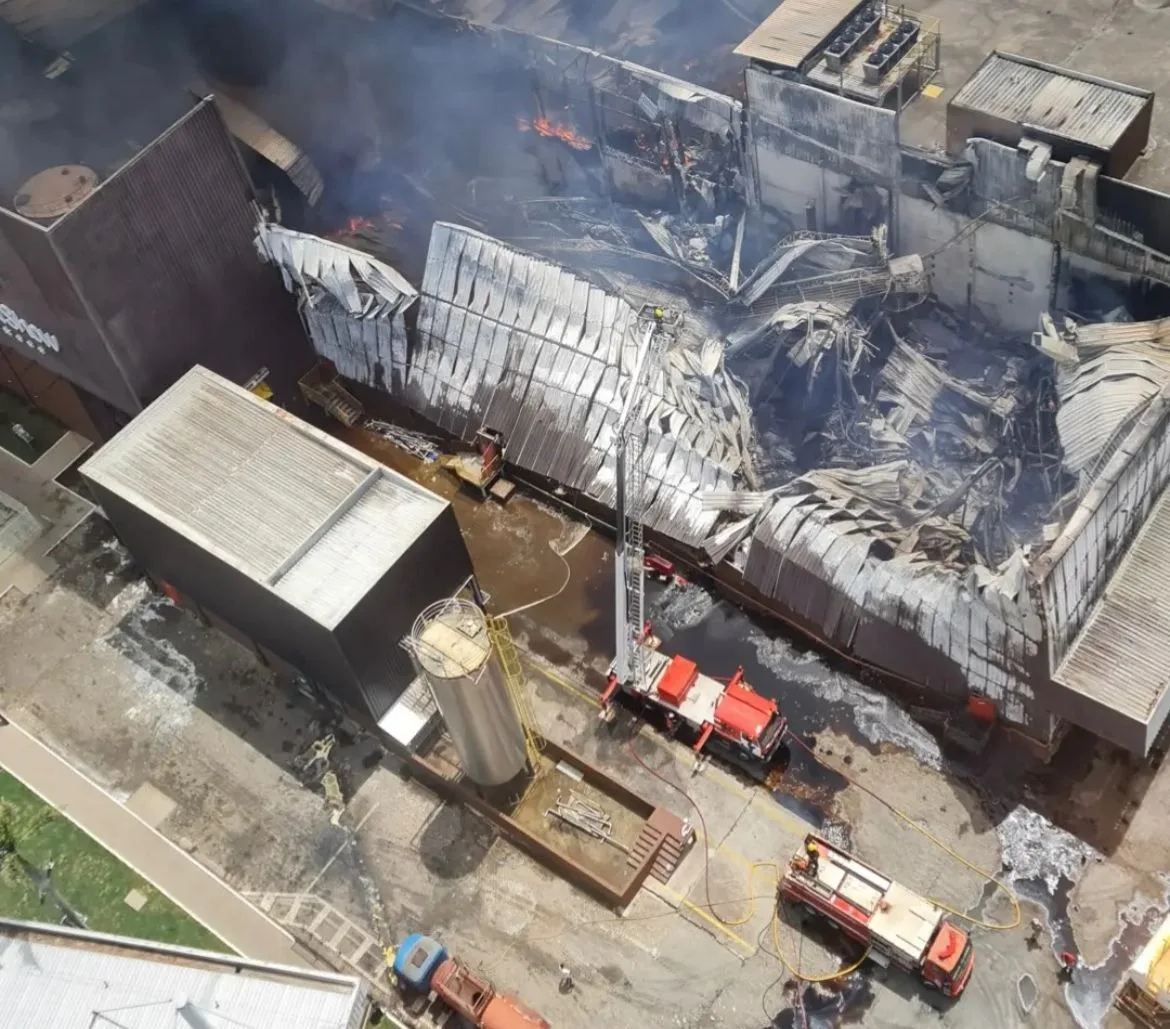 VÍDEO | Destruição após incêndio: Bombeiros sobrevoam fábrica da Cacau Show no ES