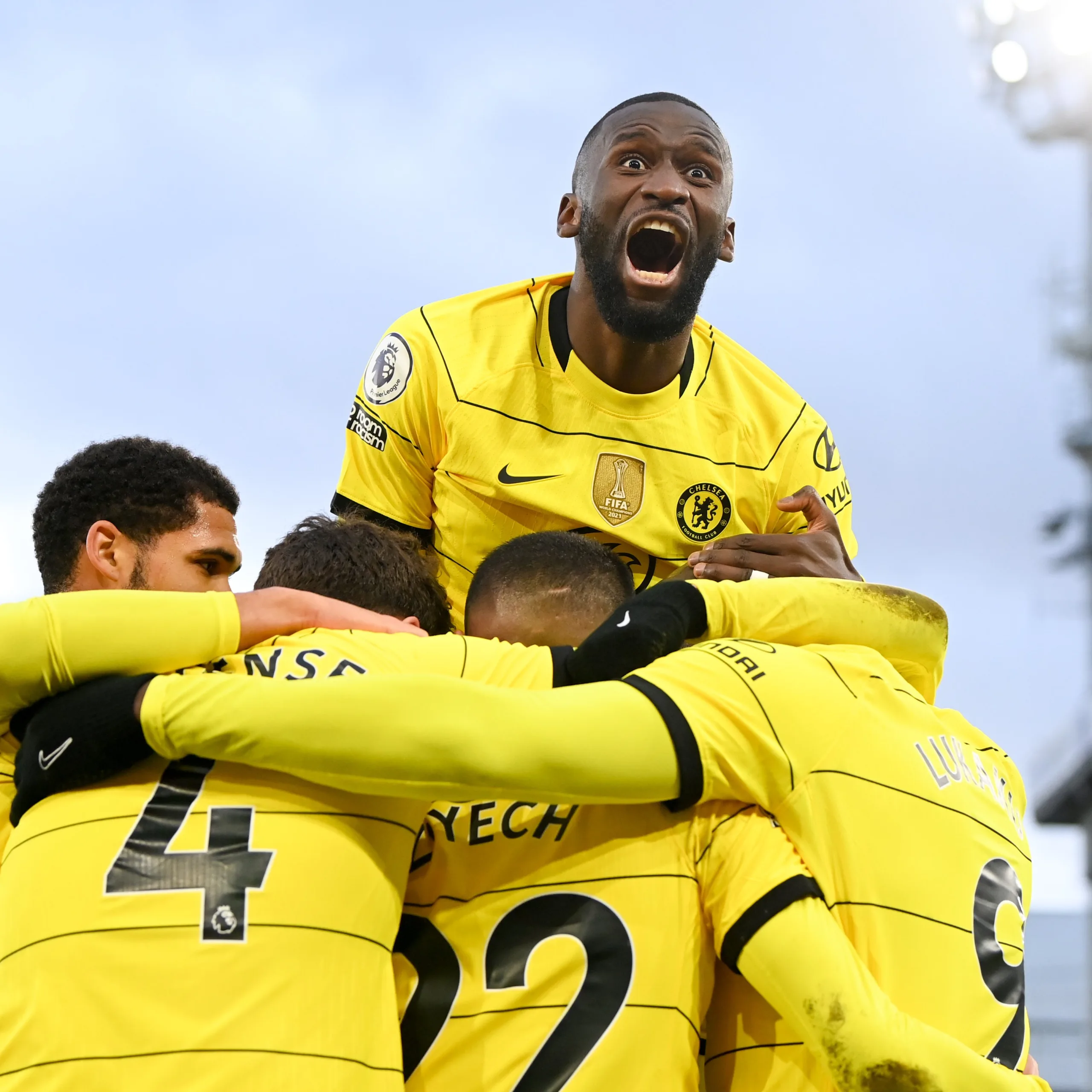 Chelsea triunfa no 1º jogo após Mundial; Alisson dá assistência e Liverpool vence