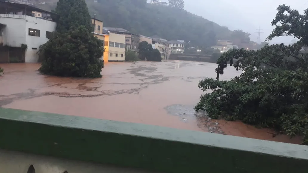 Helicóptero do Notaer ajuda no resgate de família soterrada em Santa Leopoldina