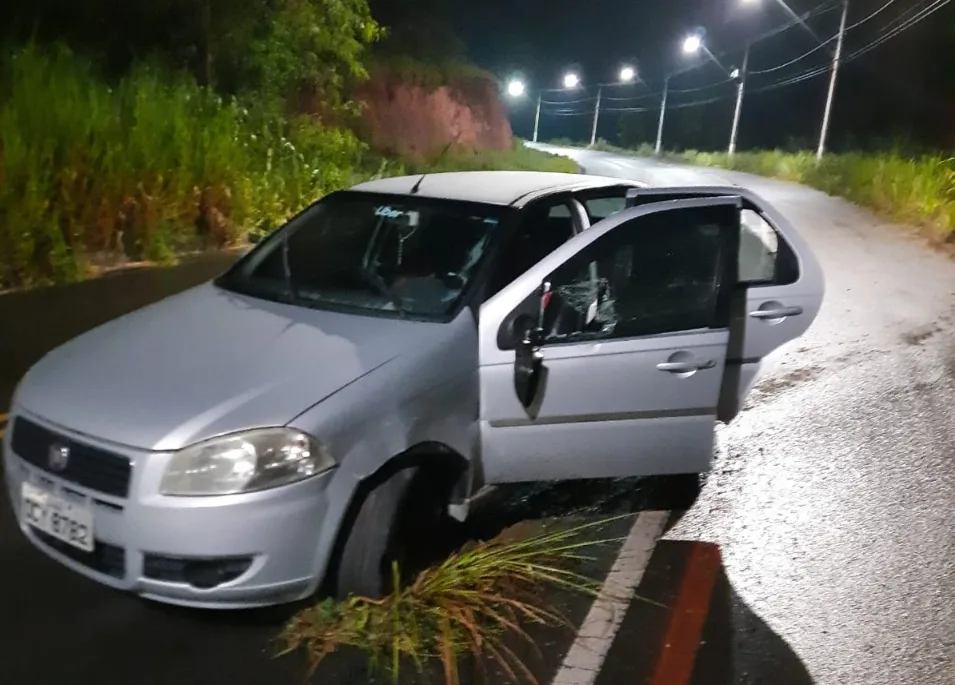 Assaltantes roubam dois carros em uma noite na Serra