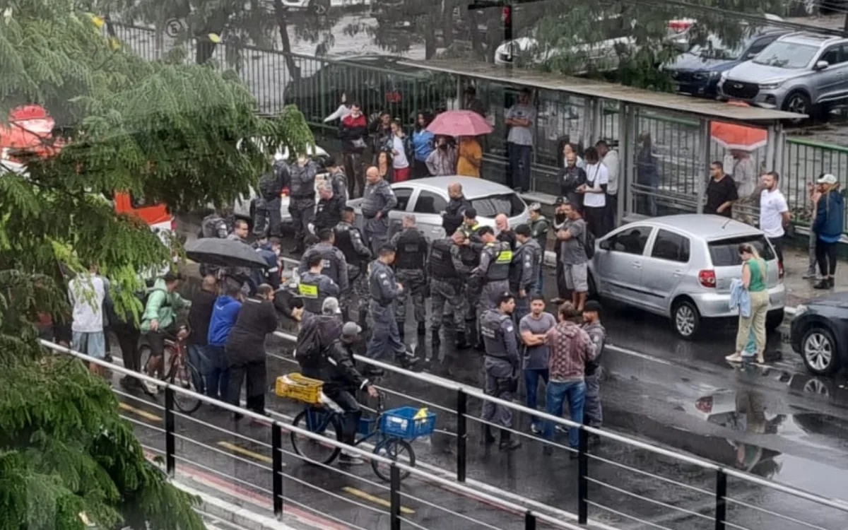 "Foi um livramento divino", diz advogado em carro atingido na Leitão da Silva