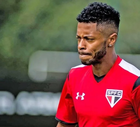 Michel Bastos fala em tom de despedida do São Paulo, mas não indica futuro