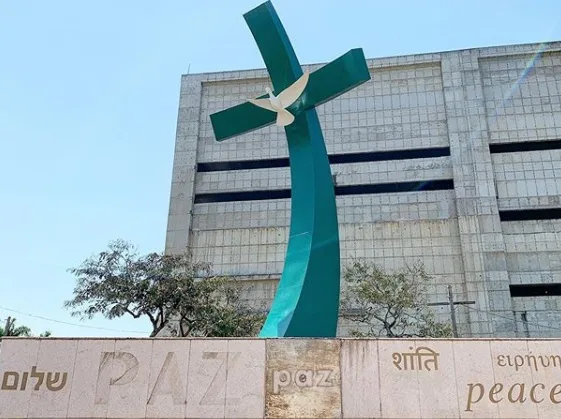 Cruz da Praça do Papa é pintada de verde e volta a sua cor original 28 anos depois