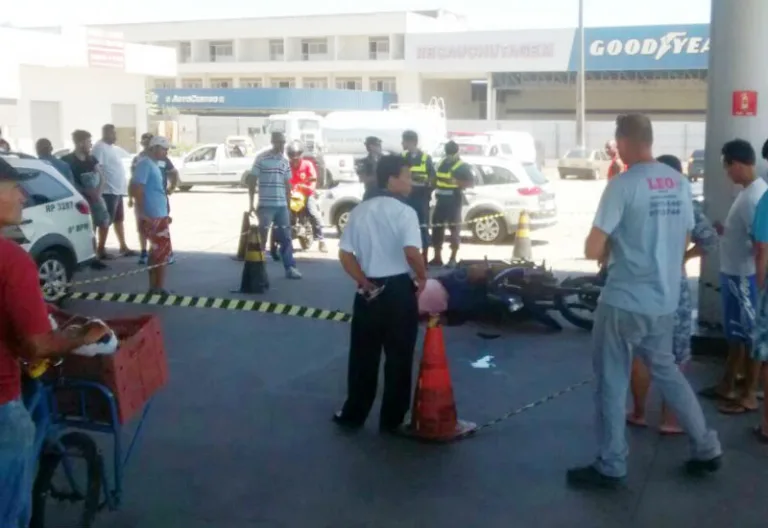 Motociclista é morto a tiros dentro de posto de combustíveis na Serra