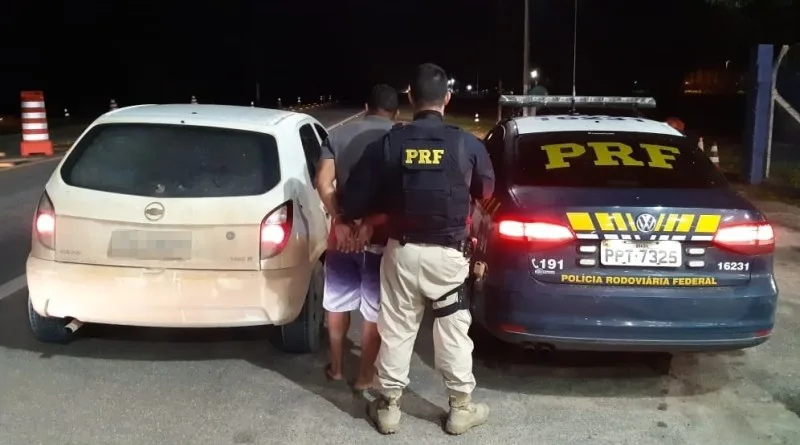 Carro roubado é recuperado durante fiscalização da PRF na BR-101, no interior do estado