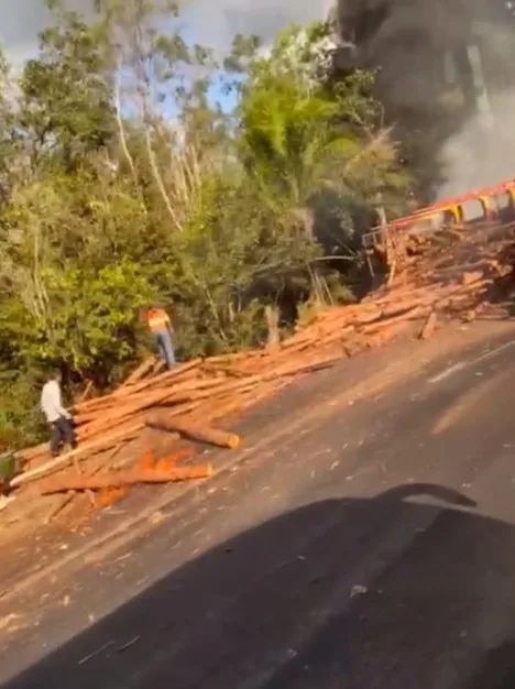 VÍDEO | Carreta tomba em Sooretama e interdita trecho da BR-101