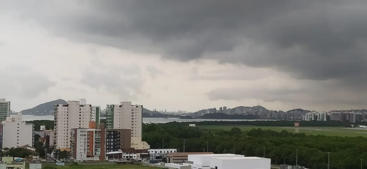 Grande Vitória amanhece com chuva e tempo fechado; confira a previsão para esta terça-feira