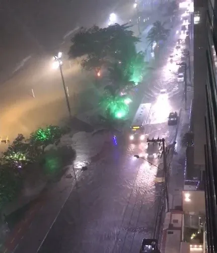 VÍDEO | Forte chuva atinge a Grande Vitória e gera pontos de alagamento