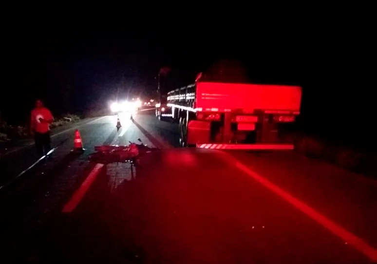 Motociclista morre após bater na traseira de carreta