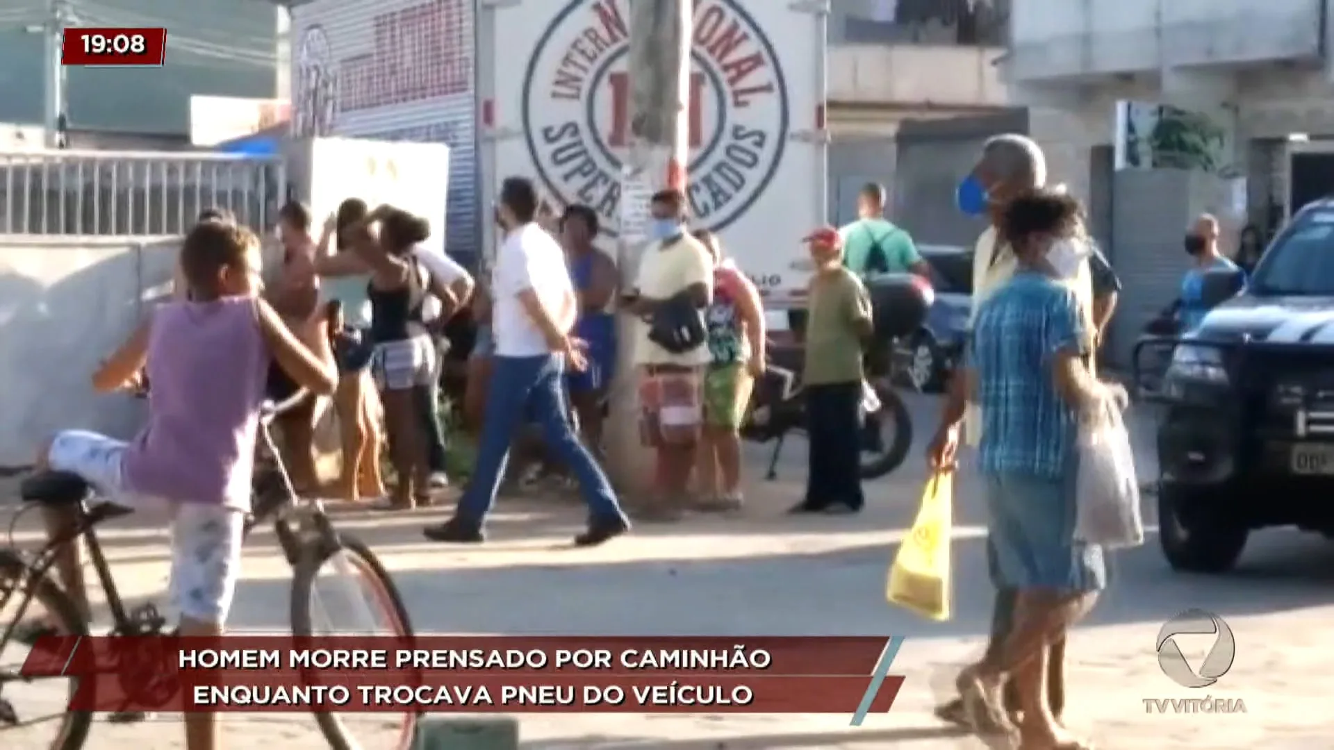 Homem morre prensado por caminhão enquanto trocava pneu de veículo