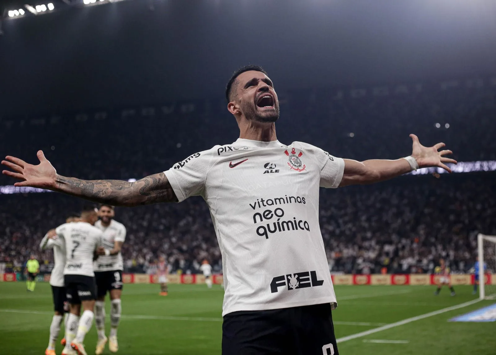 Renato Augusto faz dois e Corinthians abre vantagem sobre o São Paulo na Copa do Brasil