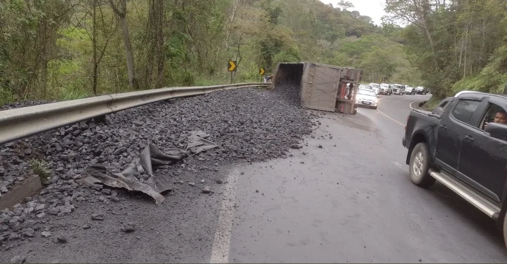 Carreta tomba na BR-262, em Domingos Martins