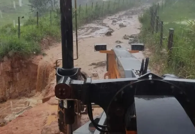 Estrada que liga Afonso Cláudio e Brejetuba é interditada após queda de barreira