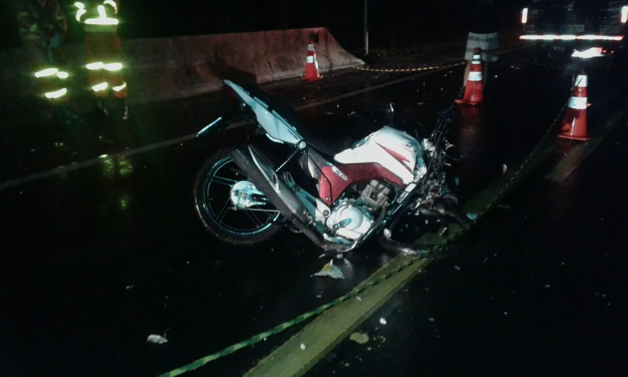 Motociclista morre após colidir em carreta na BR-101 em Itapemirim