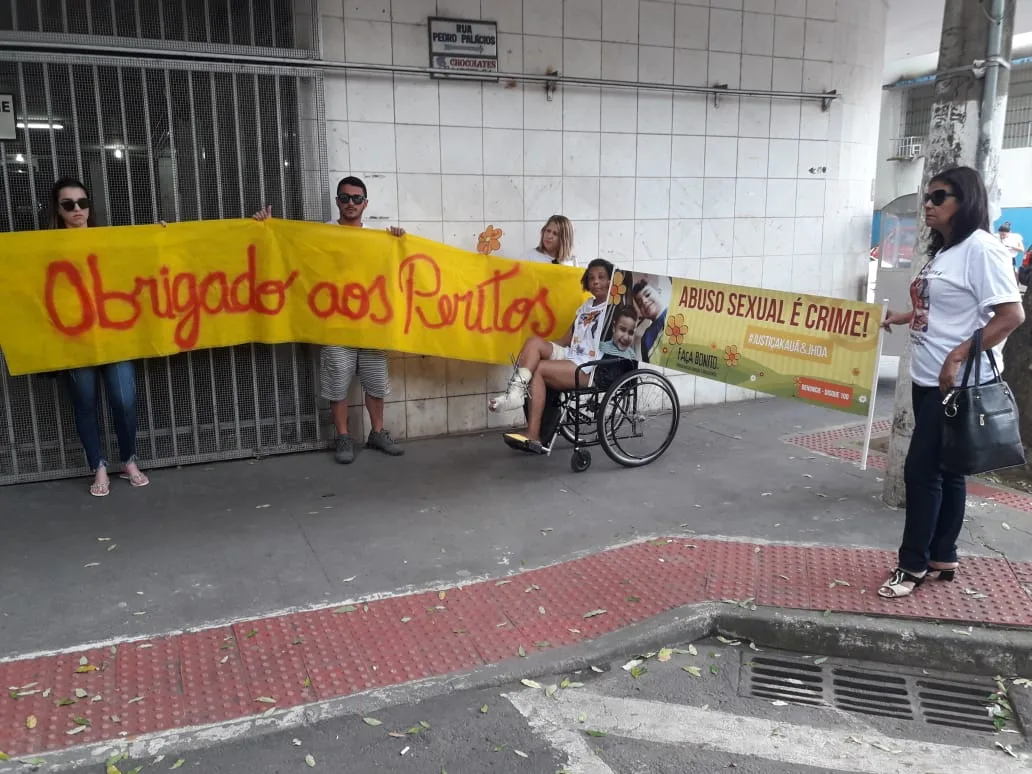 Georgeval e Juliana participam de audiência que ouve peritos no caso de irmãos carbonizados em Linhares