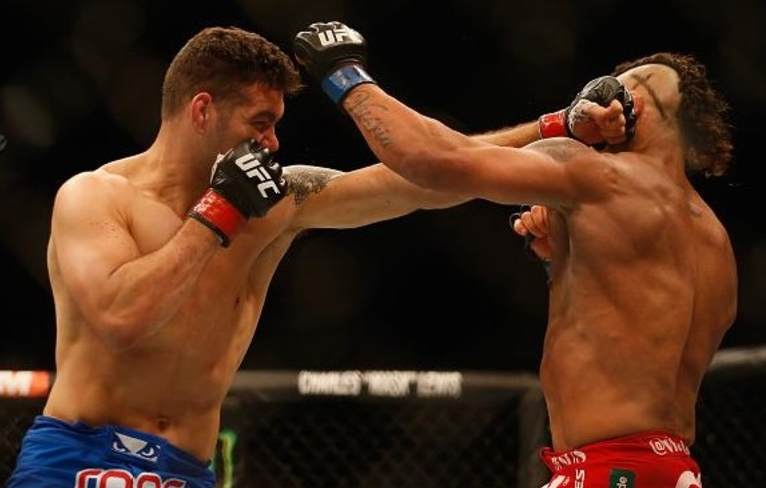 Weidman vence Belfort no primeiro round e mantém cinturão do UFC