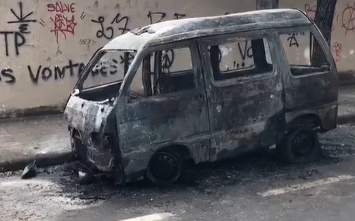 VÍDEO | Van pega fogo e assusta moradores de Jardim da Penha, em Vitória