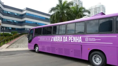 Ônibus rosa atende mulheres vítimas de violência doméstica em Aracruz