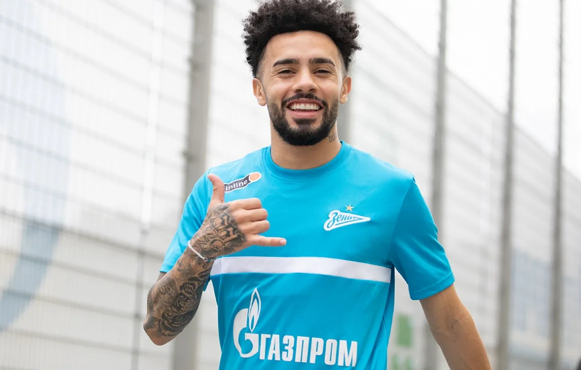 Claudinho é apresentado no Zenit, veste a camisa 11 e treina com Malcom