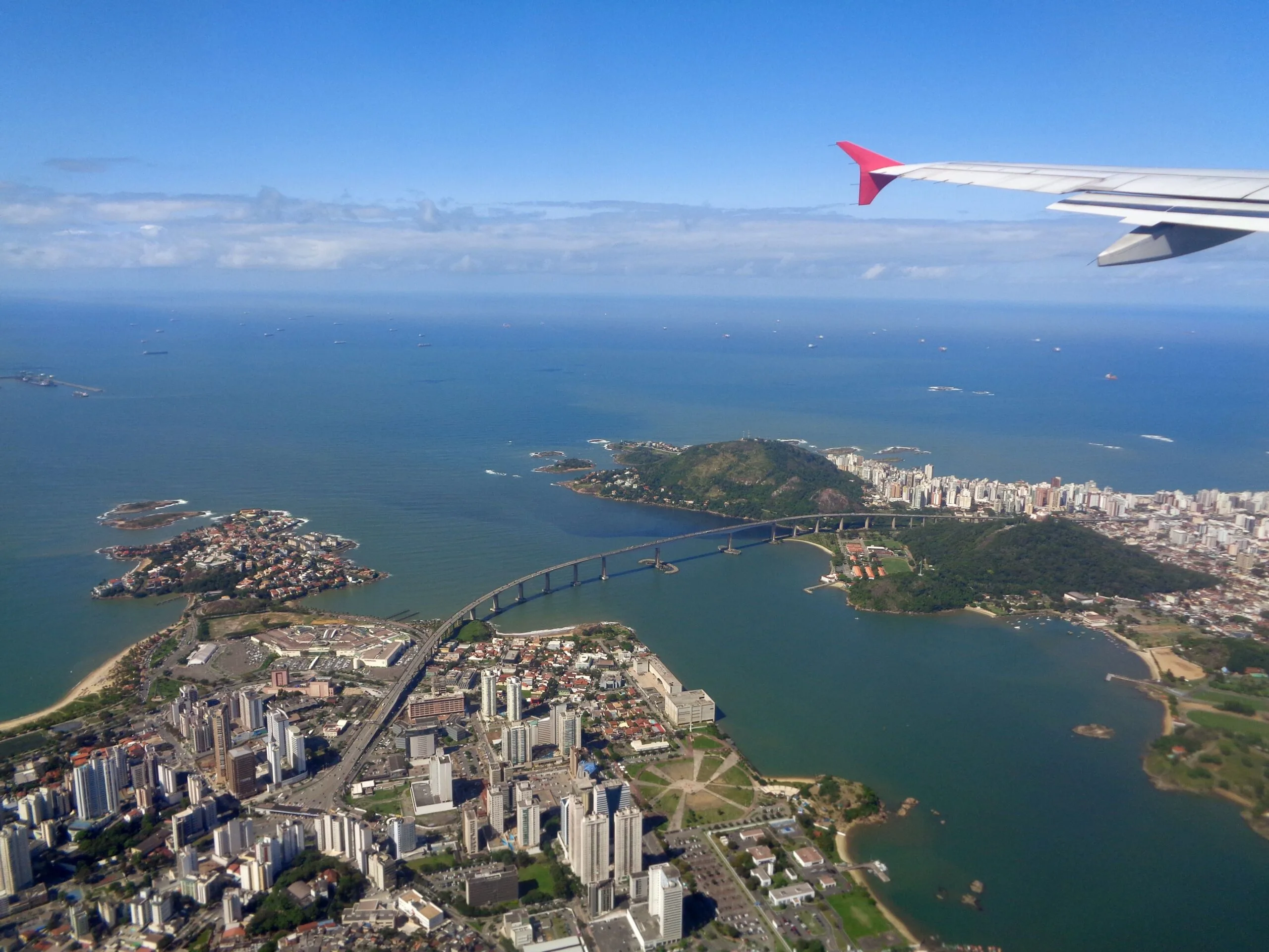 Vista aérea de Vitória. Foto Bento Mattos (Wikimedia Commons).