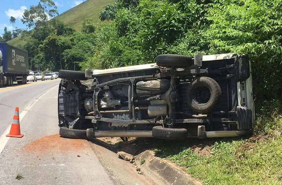 Motorista é detido após capotar com carro na BR 101 em Rio Novo do Sul