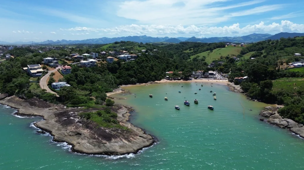 Vista aérea do mar em Iriri, Anchieta, ao lado do condomínio. Foto divulgação.