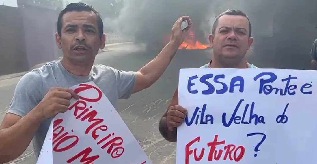 Protesto em Vila Velha: moradores colocam fogo e interditam trecho de avenida