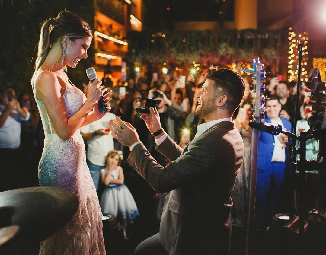 Casamento a vista! Marcelo Zangrandi pede apresentadora Flavia Viana em casamento