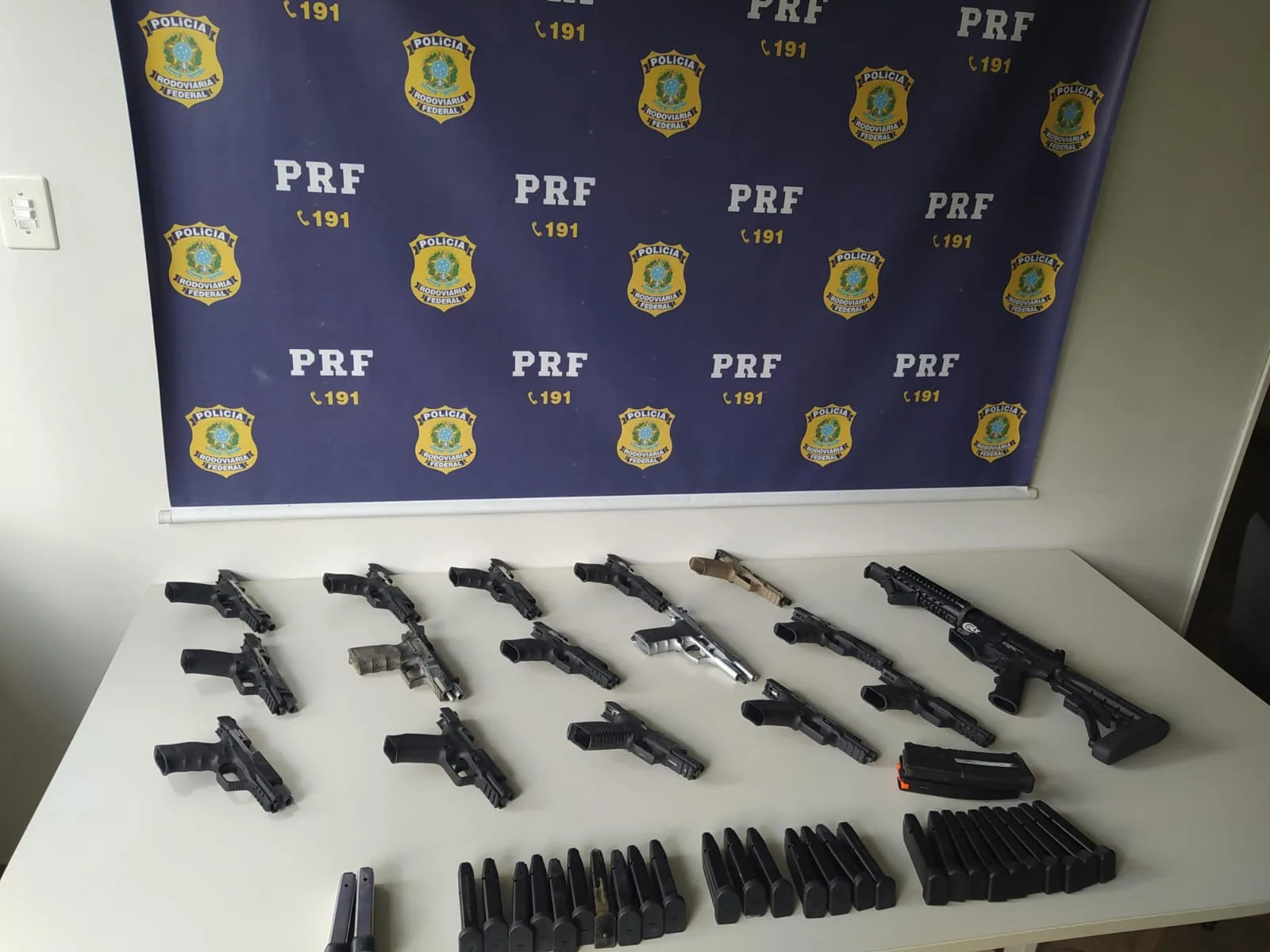 PRF flagra carga de armas escondida em tanque de carro a caminho do ES