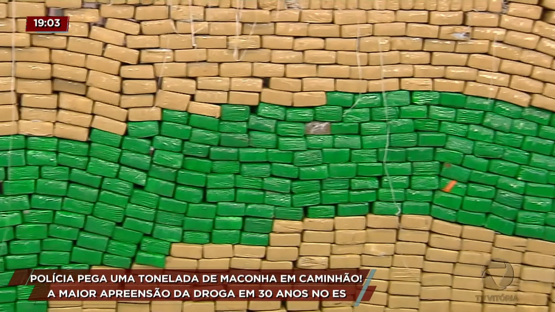 Polícia apreende uma tonelada de maconha que estava escondida em caminhão