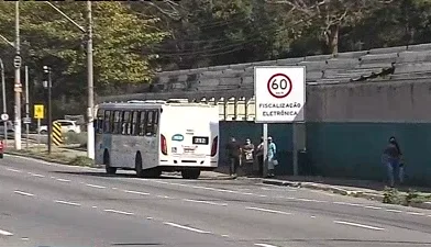 Criminosos armados rendem passageiros durante assalto a ônibus em Vitória