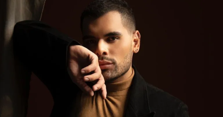 Hairstylist Joaquim Ferraz cria método e vira preferido de famosas