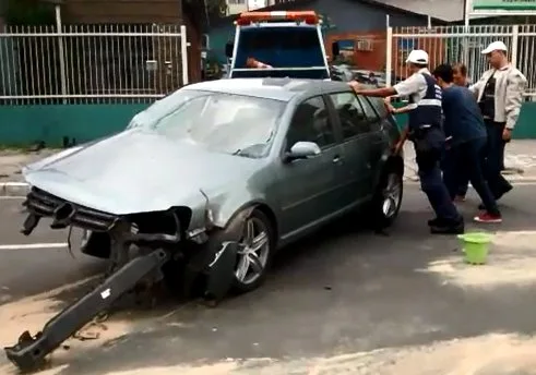 Motorista bate com carro em poste e motor é arremessado em estabelecimento de Vitória