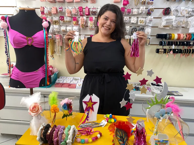 VÍDEO | De glitter a acessórios: monte seu look com adereços a partir de R$ 3,50 em Vitória