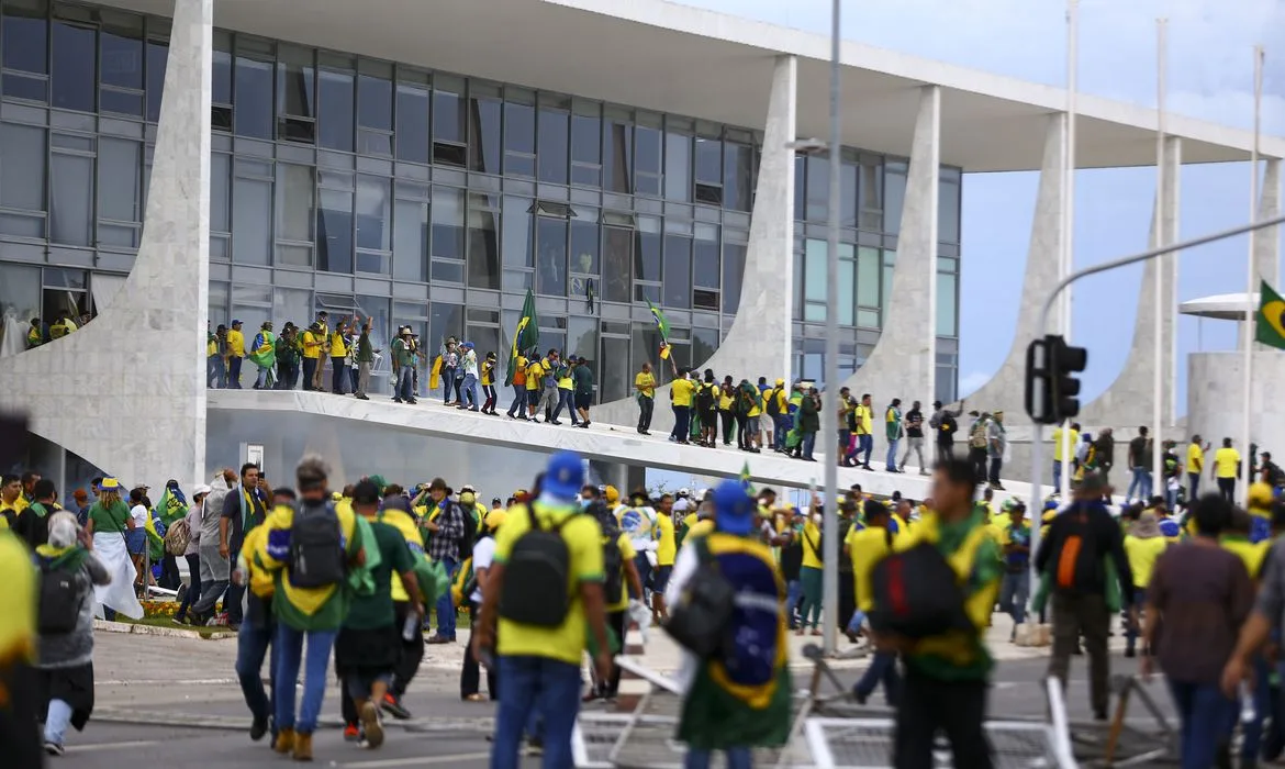 Manifestantes invadem Congresso, STF e Palácio do Planalto.