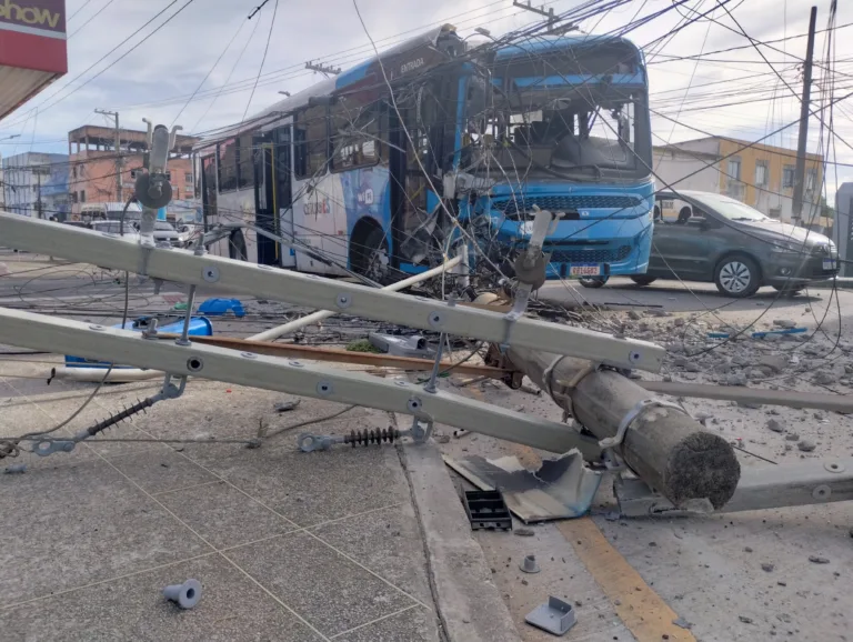 Motorista de ônibus do Transcol bate e derruba poste na Serra