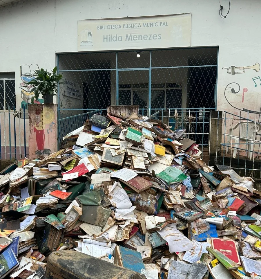 Biblioteca de Apiacá fica destruída e centenas de livros são perdidos na lama