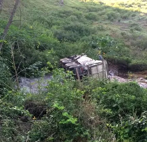 Motorista morre após carreta carregada com areia tombar em Viana