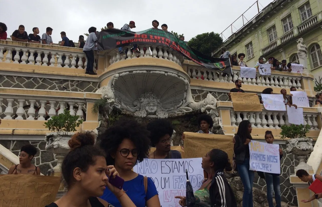 Passeata deixa trânsito complicado no Centro de Vitória